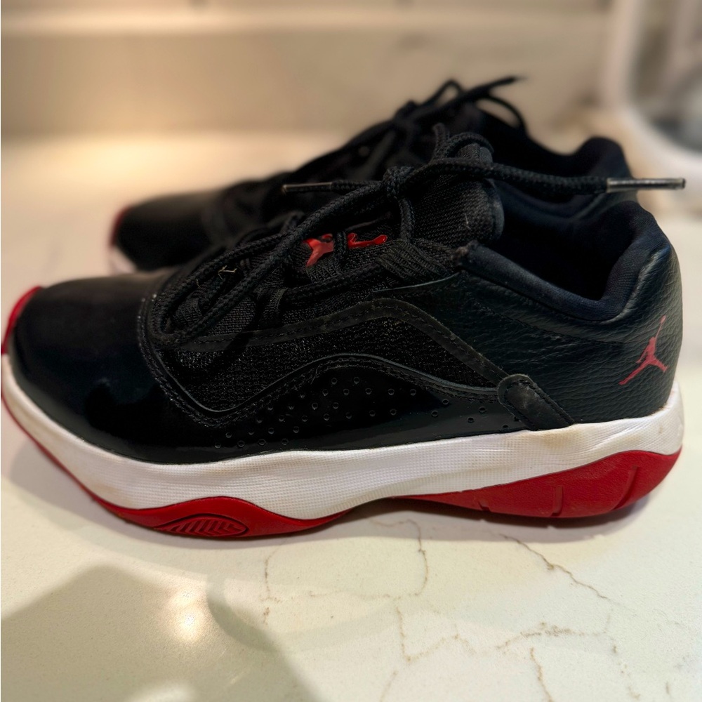 Nike air Jordan 11’s “Red”